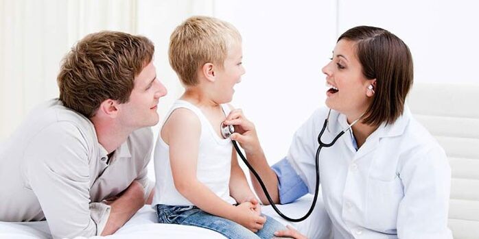 doctor examining a child with diabetes